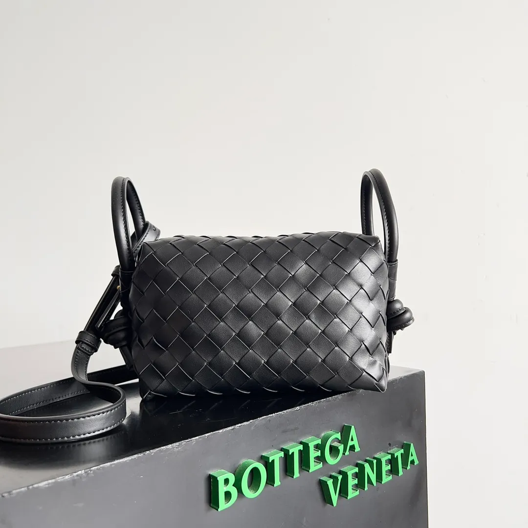 Batch 1360 BOTTEGA VENETA 2024 new loop is here! ! Many girls who like BV have owned the Loop bag. It has a simple appearance, classic weaving, and a compact and lightweight bag shape. This innovation continues the "camera bag" shape. Unlike the traditional Loop bag, which can only be worn as a crossbody bag, this innovation It can be carried by hand or cross-body, satisfying both the concave shape and daily needs. The oversized buckle can be folded and used as a handle. The sultry heat in summer ☀️ usually reduces people's desires. Having a lightweight bag will greatly enhance the happiness of traveling🫧 Style number: 796615 Size: 19*12*9cm
